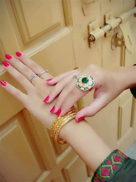 girls hand dp